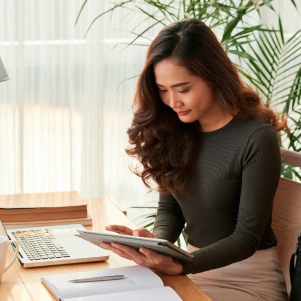 elegant-business-lady-with-digital-tablet-66AHELJ.jpg elegant-business-lady-with-digital-tablet-66AHELJ.jpg